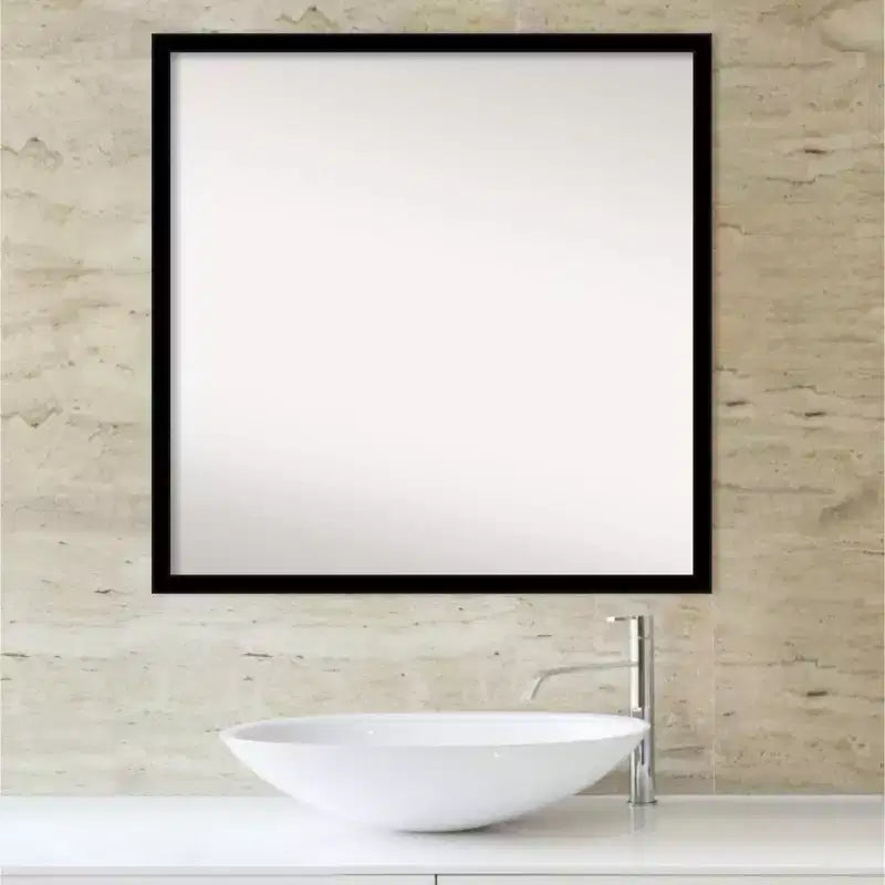 Espejo de pared cuadrado negro sólido de 28 x 28 pulgadas para baño (sin bisel) — marco moderno de poliestireno, herrajes de montaje incluidos