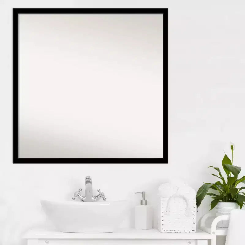 Espejo de pared cuadrado negro sólido de 28 x 28 pulgadas para baño (sin bisel) — marco moderno de poliestireno, herrajes de montaje incluidos