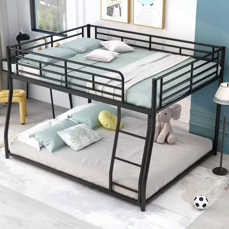 Metalowe łóżko piętrowe Twin XL nad łóżkiem queen size z drabinką i wysoką barierką ochronną, wytrzymała rama łóżka piętrowego Full Size dla dzieci, nastolatków i dorosłych