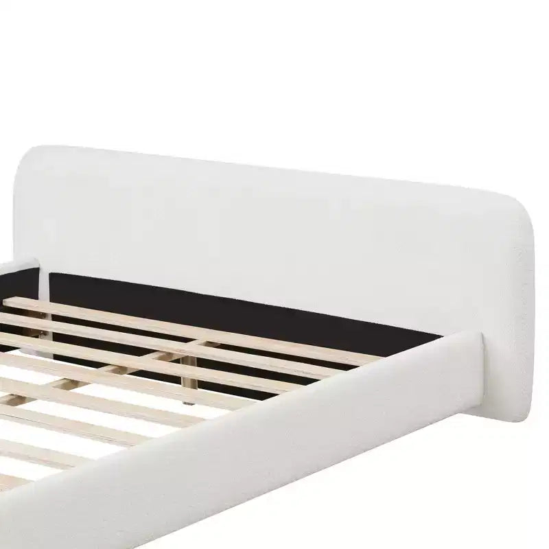 Cama elegante tipo plataforma, estructura tapizada de bouclé con cabecero suave, tamaños matrimonial/queen/king, blanca