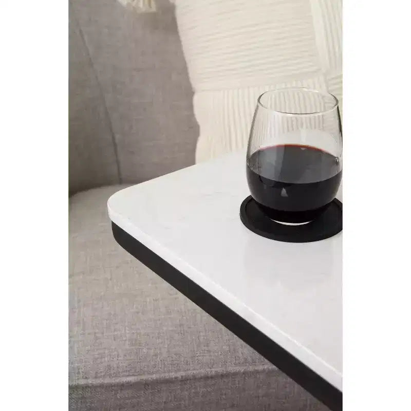 Mesa auxiliar C decorativa de mármol cultivado y metal