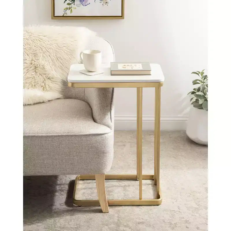 Mesa auxiliar C decorativa de mármol cultivado y metal