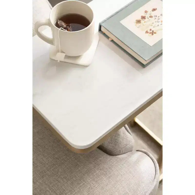 Mesa auxiliar C decorativa de mármol cultivado y metal