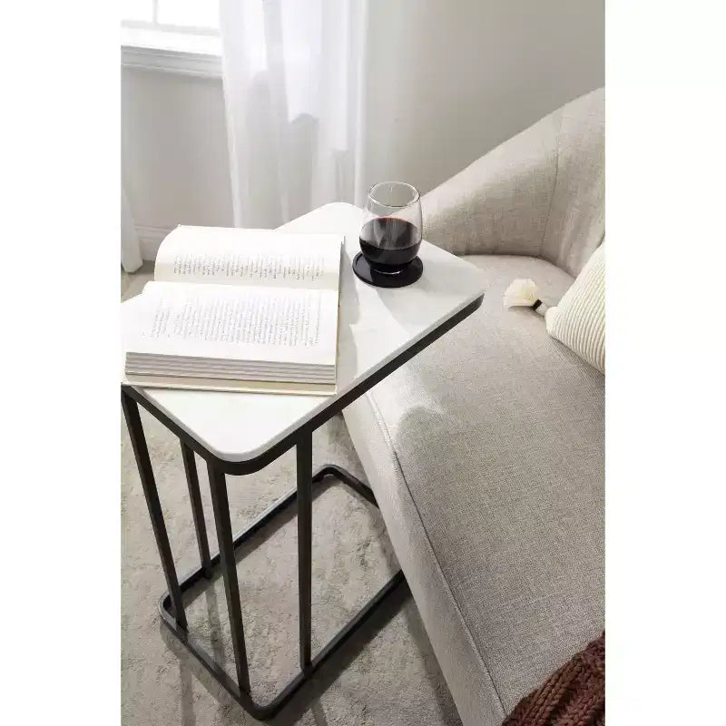 Mesa auxiliar C decorativa de mármol cultivado y metal